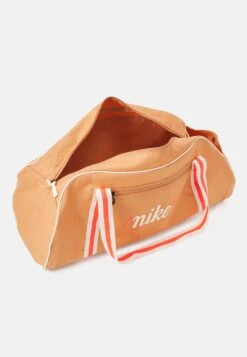 Nike Performance Gym Club Retro - Sports Bag - Amber Brown/Bright Crimson -Best Clothing Store 10ace60c81b64f43817afe8607aa0a9c