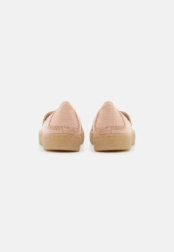 Clarks Barleigh Low - Trainers - Pale Peach -Best Clothing Store 135ed3043ab14cd48d137f8b4dc2c792
