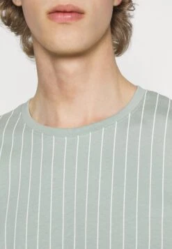 Pier One Print T-Shirt - Light Green 11 Pier One Print T-Shirt - Light Green -Best Clothing Store 59fcdea2813b4b59818e5463a76c36f9