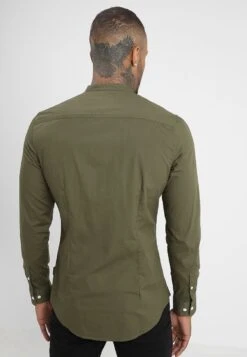 Pier One Muscle Fit Stand- Shirt - Oliv 7 Pier One Muscle Fit Stand- Shirt - Oliv -Best Clothing Store 6203a98ce2074a57aa2427fe331f99cb