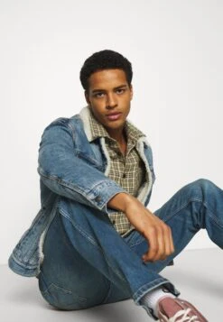 Wrangler Straight Leg Jeans - Blue Fever -Best Clothing Store 6a28327e7dde4192a75580741ce691df