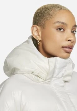 Nike Sportswear W Nsw Tf Synfl City Hd Jkt - Winter Jacket - Light Bone/Black -Best Clothing Store 6bb3f565f63a4b7a9c3a7ee31ef1f0ba