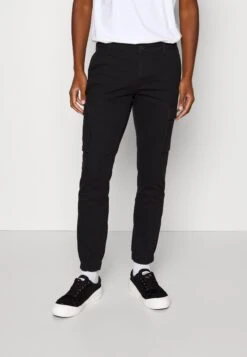 Pier One 2 Pack - Cargo Trousers - Olive/Black -Best Clothing Store e0bf2536d5a04652937019f4273abb8d